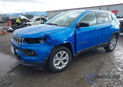 2024 Jeep Compass Latitude 4X4 z USA, uszkodzony, nr VIN 3C4NJDBN4RT118166